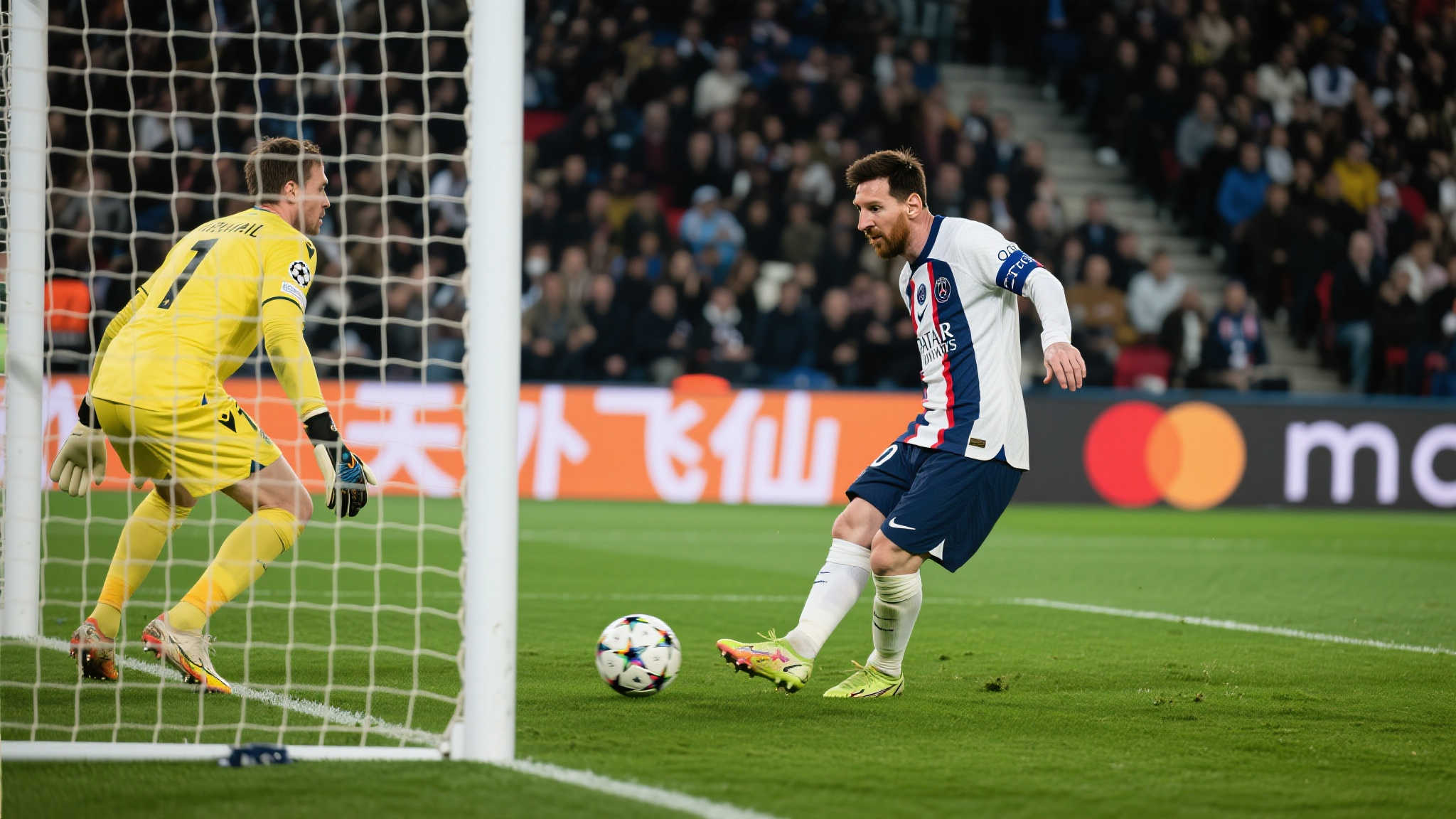 比赛现场，当所有人屏息注视时，35岁的梅西冷静地站